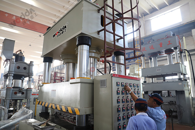 石墨烯導熱膜生產設備_1000噸液壓機_大型四柱液壓機